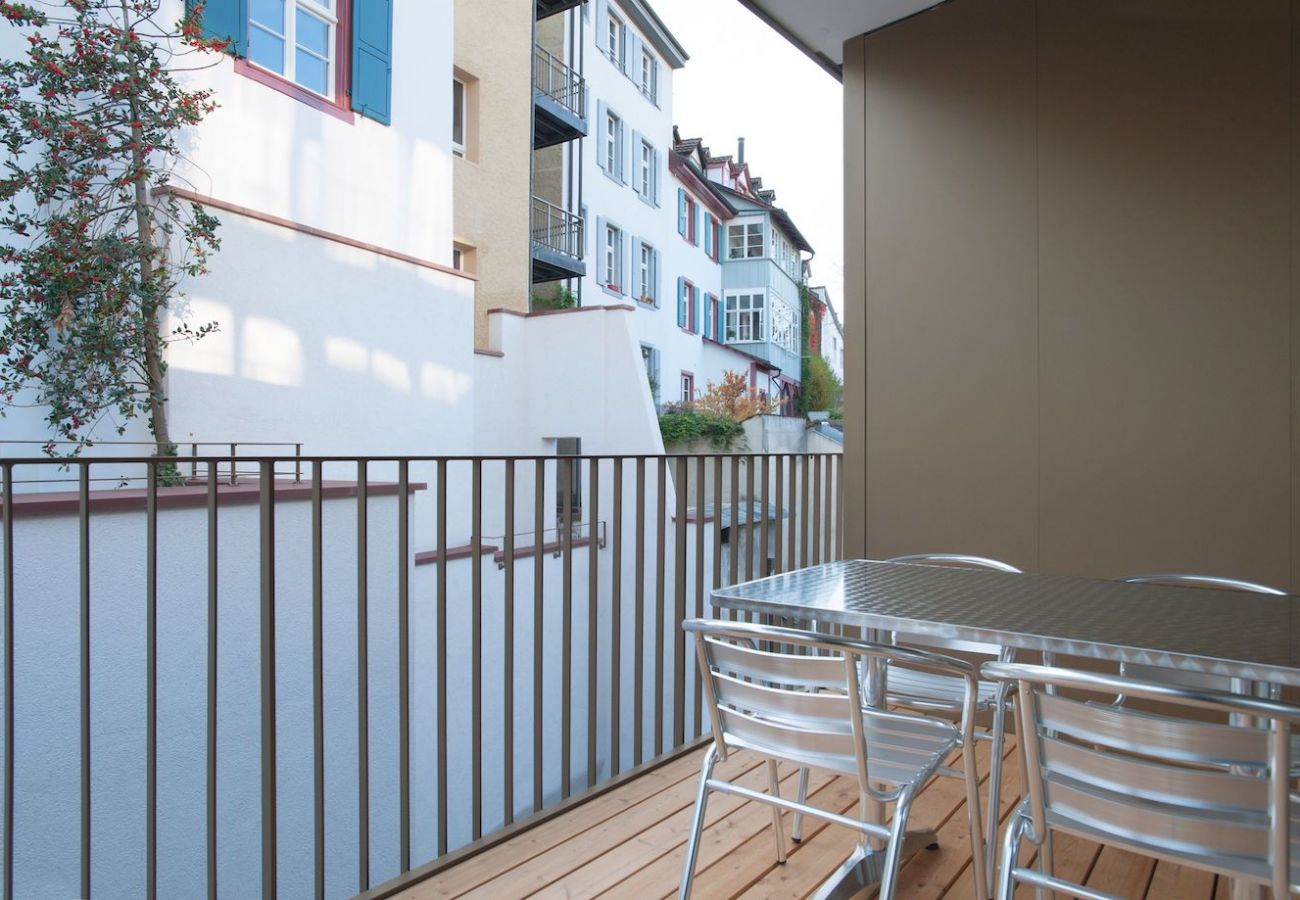 Balkon des Hodler I - Marktplatz HITrental Aparmtents