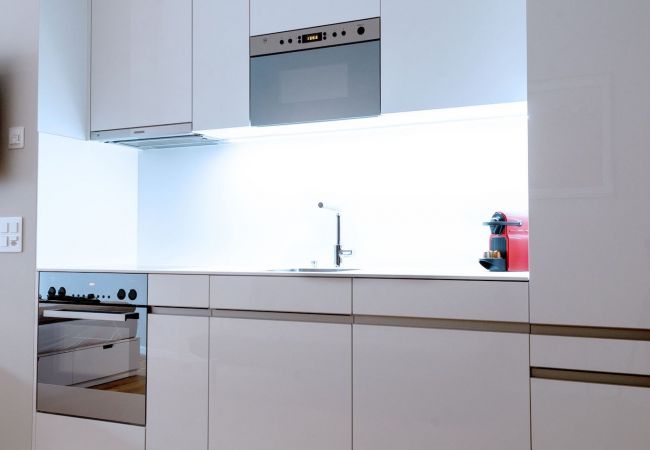 Close-up view of the kitchen of the Hodler I - Marktplatz HITrental Apartment