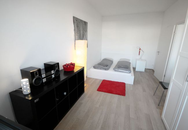 Апартаменты на Zurich - ZH Ebony - Letzigrund HITrental Apartment